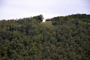 Planinarska-kuca-na-kuna-gori-1